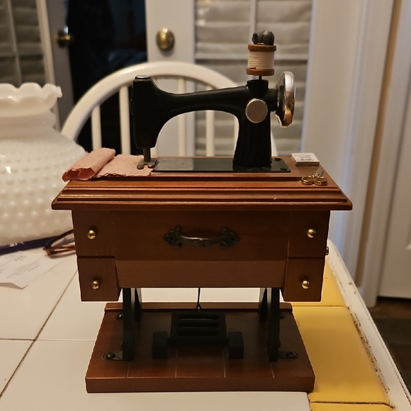 Other - Vintage Sewing Machine Music Box